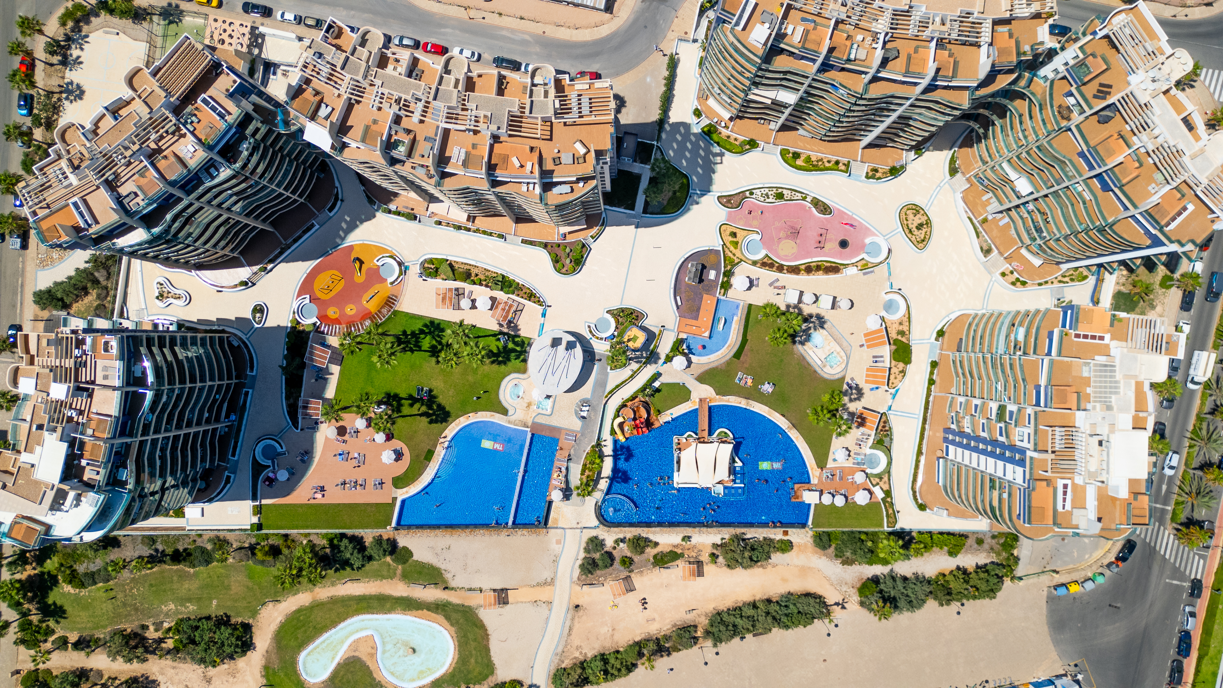 🏠 Penthouse with Private Solarium, Terrace, Jacuzzi & Panoramic Views 🛏️ 3 Bedrooms | 🛁 2 Bathrooms | 📐 124 m² 📍 Torrevieja, Alicante, Spain 🇪🇸
