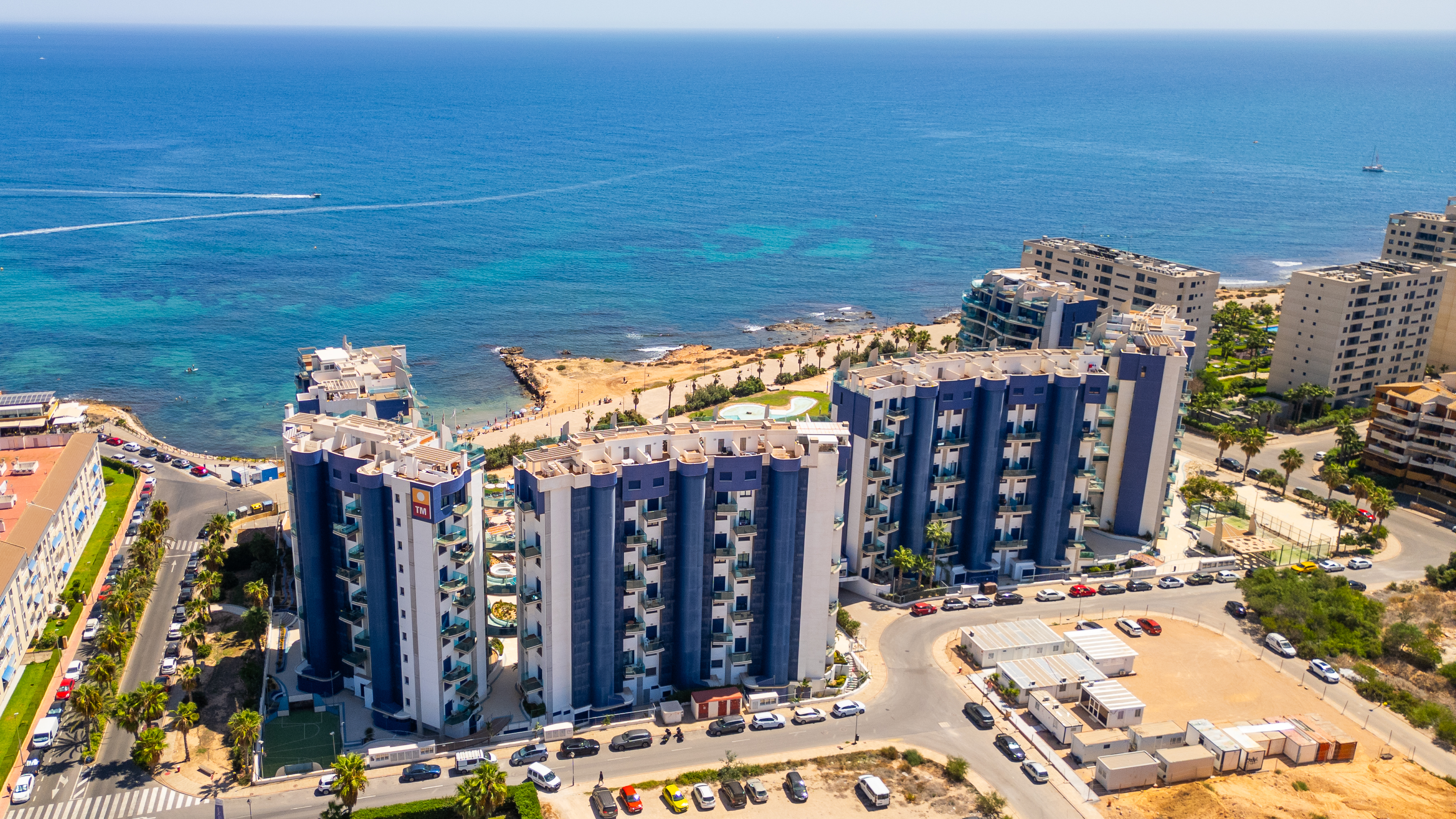 🏠 Penthouse with Private Solarium, Terrace, Jacuzzi & Panoramic Views 🛏️ 3 Bedrooms | 🛁 2 Bathrooms | 📐 124 m² 📍 Torrevieja, Alicante, Spain 🇪🇸